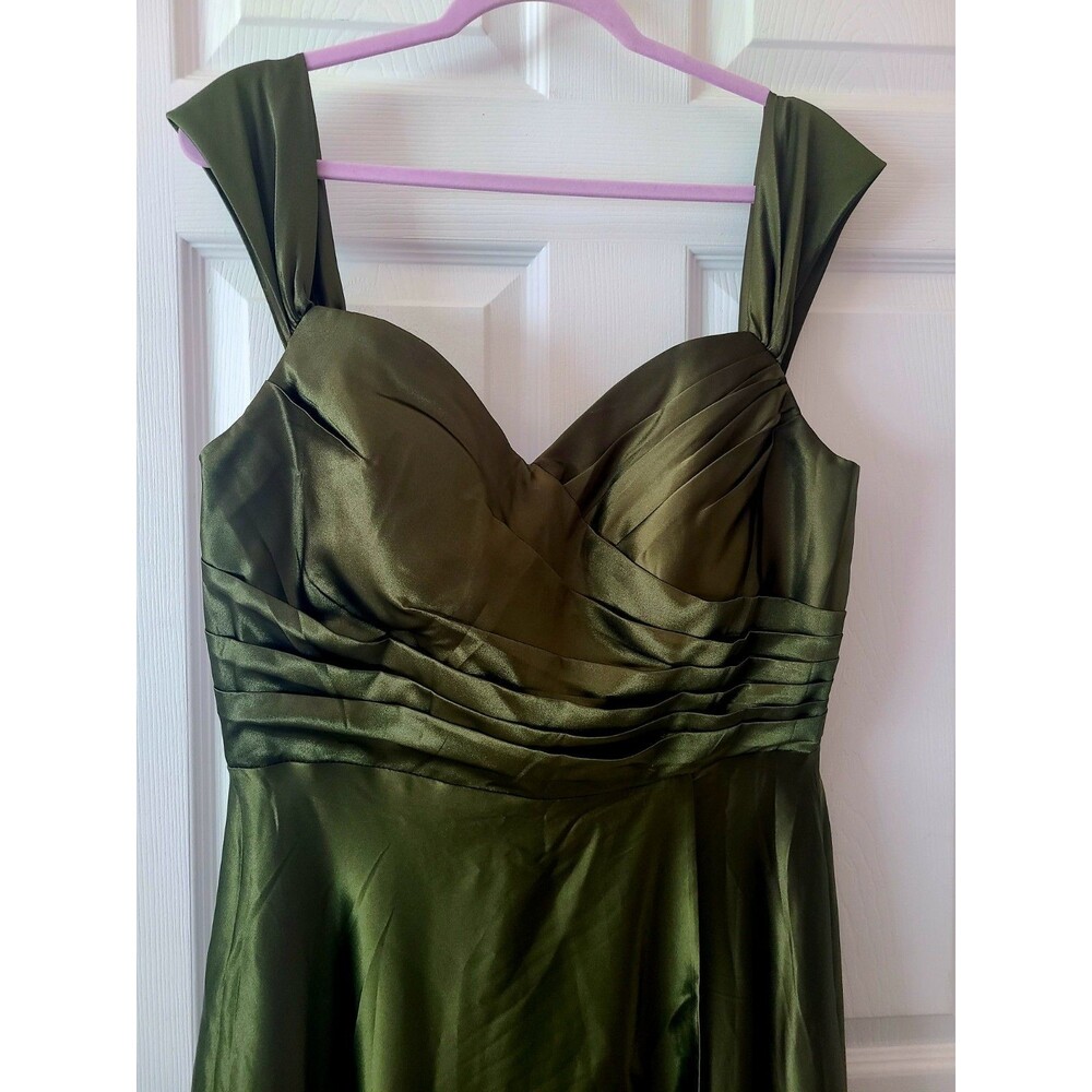 New Iridescent satin like green gown with sweetheart neckline in size L